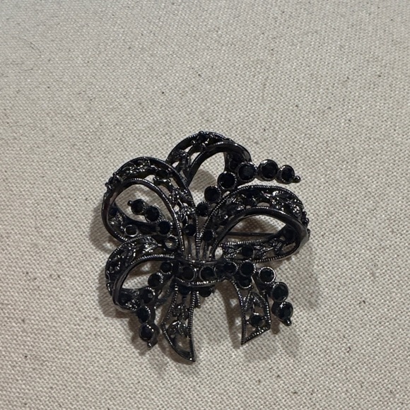 Vintage Signed MONET Geometric black Rhinestone BROOCH Pin - Picture 1 of 4